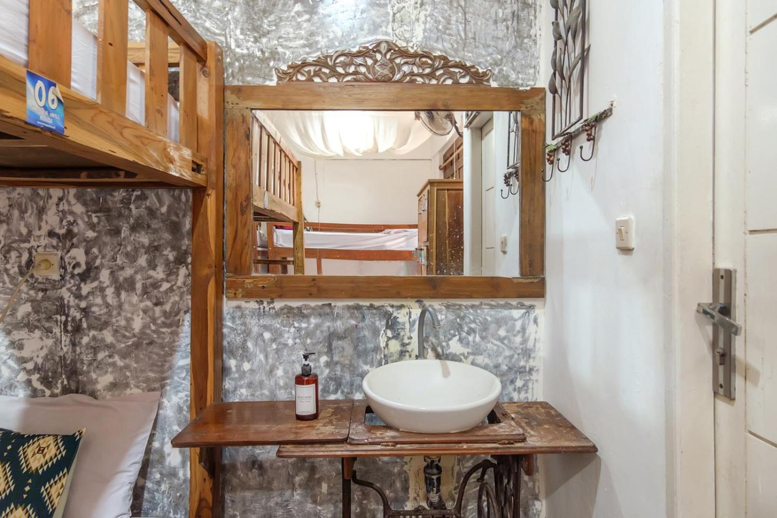 Twospaces Living At Wave And Chill House, Canggu Eksteriør bilde